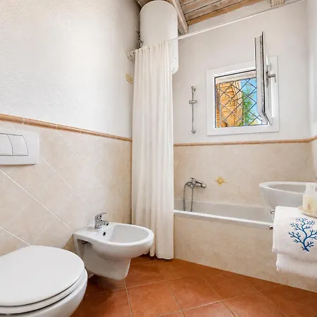 Sea View Three-bedroom House 50m From The 2 *